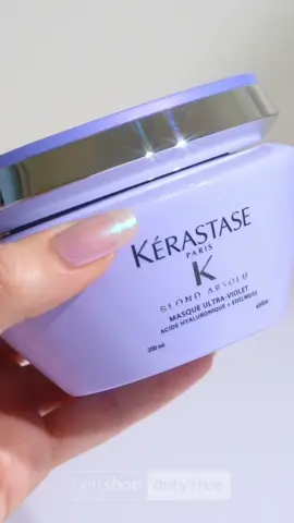 Transforme sua rotina de cuidados capilares com a máscara Blond Absolu Ultra-Violet Desamareladora! 💆‍♀️ Essa incrível máscara @Kérastase, contém uma fórmula poderosa, que neutraliza completamente os tons indesejados e trata profundamente a fibra capilar, deixando seus cabelos loiros ainda mais radiantes. 💜 O tratamento Blond Absolu é o primeiro ultravioleta indicado para todos os tipos de loiros. ✨ Enriquecido com ácido hialurônico e flor de Edelweiss, essa linha oferece a maior concentração de pigmentos ultravioleta para a melhor coloração loira que você já teve. 🌸   Visite o Departamento de Beleza da Cellshop Duty Free e garanta a sua! 💙 #CellshopDutyFree #DutyFreeBrasil #DutyFree #DestinodoMundo #FozdoIguaçu #Brasil #Kerastase #BlondAbsolu #UltraViolet