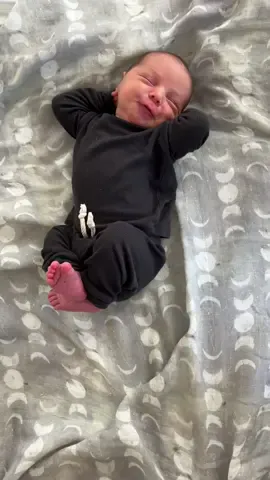 Zephyr’s little stretches 🖤🥹 #newborn #rainbowbaby #postpartum #momlife #newbie #babythings ##fourthtrimester 