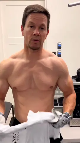 Marky is a BEAST!!! 🫠♥️💪🏼 #fyp #foryoupage #foryou #workout #Fitness #omfg #markwahlberg #shirtlessmen #hotguyflex #sohot #yummyaf Love you, Mark, to the STARS & BACK!!! 😜🤗 