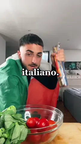 Un italiano vero cucina sempre con una canzone italiana 🤌🏽🇮🇹 Et alors cumpa, toi aussi tu chantes en cuisinant ? 😜 #spaghetti #pomodoro #italianovero #fyp  #playback #musique #canzone #chanson  #pasta #napoletana #fyp #recette #viral #apprendresurtiktok #cuisineitalienne #recetterapide #totocutugno #it   #recettesimple #napoli #foryou #saucetomate #musically #chef  #piment #recettefacile #ricetta #ricette #ricettefacili #viral #video #cuisine ##verdebiancorosso  #repas  #ricetteveloci #fattoincasa #homemade  #spaghetti #pasta #pomodoro #pastalover #ref #buonappetito #mammamia #mamma #tiktokfood