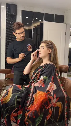 make up artist ali bahi from royli salon😍#@@roylisalonofficial#foryou##foryoupage##tiktok##viraltiktok##tiktokpakistan##drass##gulahmadcollection 