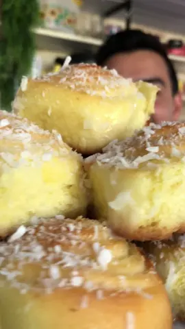 🌹💖Feliz Dia das Mães💖🌹 Em sua homenagem fiz as Fatias Húngaras, as melhores rosquinhas do MUNDO! Espero que gostem e aproveitem bastante essa receita! Um beijo no coração de cada uma de vocês, mães, avós, tias, pães. Toda forma de amor é válida! 🚨⚠️Se você procura uma maneira de ganhar dinheiro vendendo receitas simples e que dão resultados então clica no link do meu perfil e descubra como! Para ver mais vídeos como esse, acesse meu Canal do YouTube 🎥 é só clicar no link do meu perfil! Ingredientes: Massa Em média de 600 g de farinha de trigo  170 ml de leite morno 01 colher de sopa de fermento biológico seco  02 ovos 03 colheres de sopa de açúcar  90 ml de óleo  1/2 colher de sopa de sal  Para o recheio 05 colheres de sopa de açúcar  05 colheres de sopa de coco ralado seco Aproximadamente 02 colheres de sopa de margarina ou manteiga 🧈  Para a calda  500 ml de leite 05 colheres de sopa de açúcar  01 colher de sopa de amido de milho  Modo de preparo no vídeo! #rosca #rosquinhas #fatiahungara #fatiashúngaras #rendaextraemcasa #fatiashungaras #receitasfaceis #receitas #panificação #panifiacao #salgadosassados #salgados #ducavalcantte