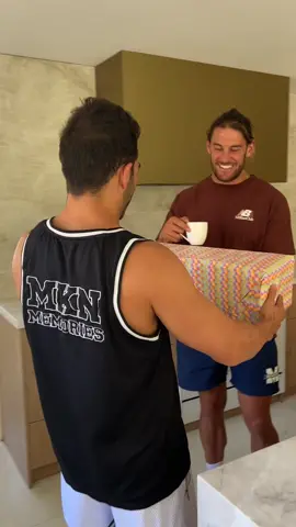 Would ypu accept a gift from me? 😂 #funny #gift #fyp #prank