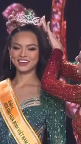 sau khi dừng chân tại ngôi vị á hậu 4 thì Mai Ngô quyết định đổi sang quốc tịch sét để thi miss grand và cô đã đăng quang #xuhuong #missgrandinternational #misscharm2 