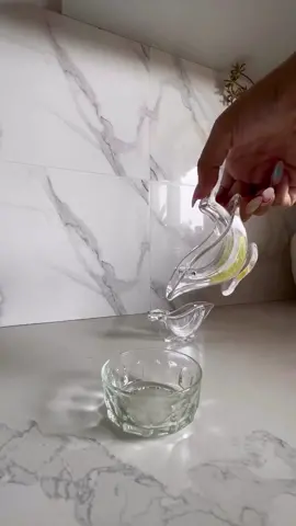 🟣O espremedor de limão manual acrílico transparente da Shopee é a opção ideal para quem busca praticidade, eficiência e estilo na hora de preparar suas receitas favoritas com o sabor fresco do limão! Entre no perfil e clique no ícone do insta lá você encontrará o link #utilidades #shopeebr #cozinhatiktok #explorarpage #espremedordefrutas #viralizarvideo #utilidadesparacasa #videoviralll #achadinhos #tiktokbrasill 