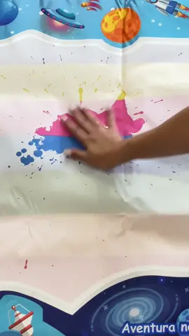 Esse tapete é super legal e muito prático!! As canetas e pincel são abastecidas com água e os desenhos apagam sozinhos e bem rapidinho. Além disso o tapete é bem grande!!  #fenixbrinquedos #brinquedos #desenho #foryou #fy #trend #fyp #diversaoemcasa #viral #brinquedoslegais 