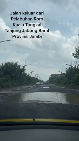 Jalan Keluar dari Pelabuhan Roro Kuala Tungkal Jambi #kualatungkal #tungkal #jambi #tanjungjabungbarat #pelabunanroro #jalanrusak #jalanhancur #provinsijambi #roro 