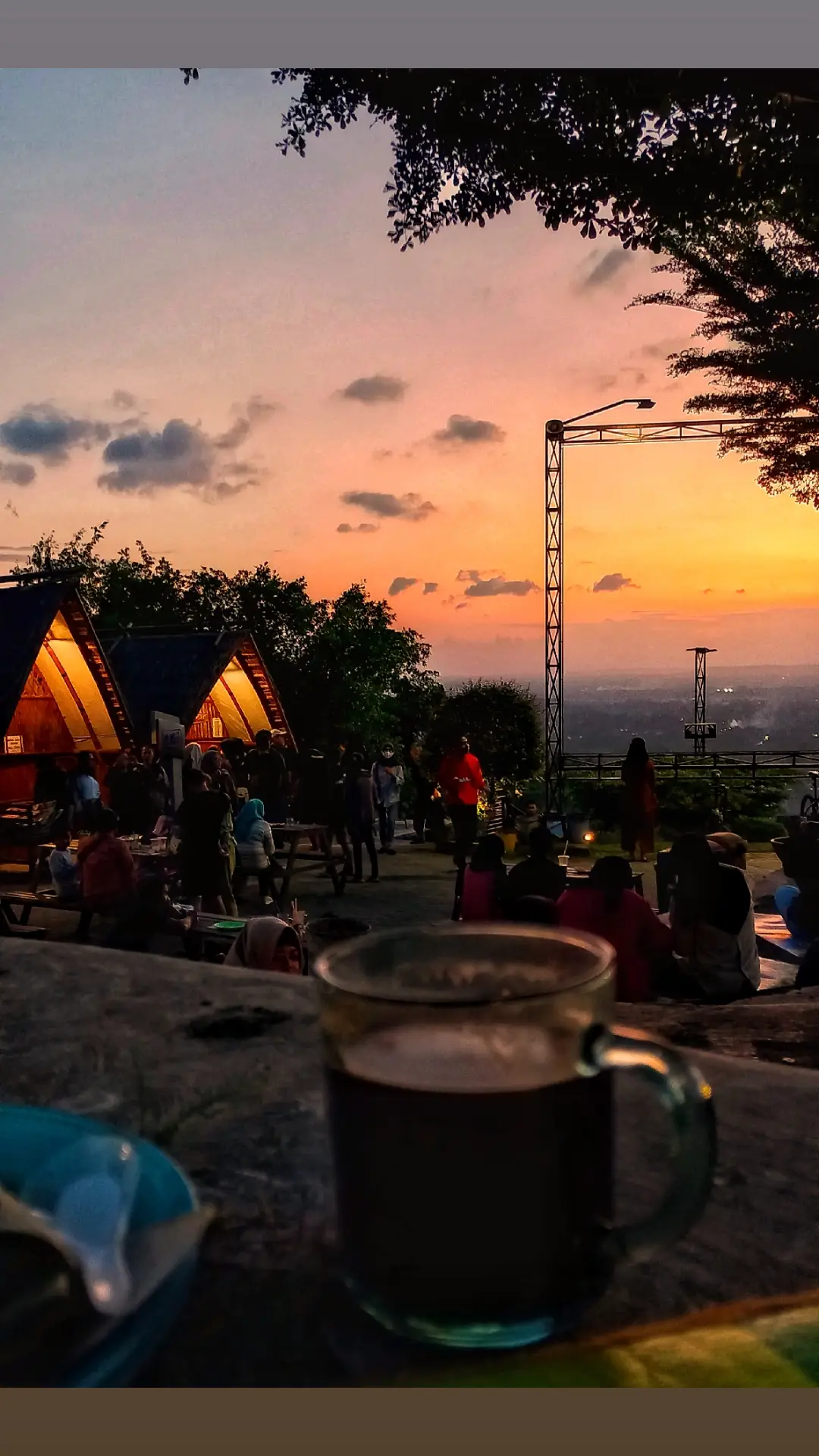 sore hari dengan segelas kopi #kopinikmat #storysecangkirkopi #kopihitam #rindusahabat 