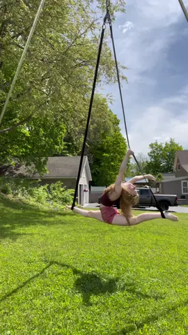 One show i had a boob slip while doing this move 😀 #aerial #aerilistoftiktok #aerialarts #straps 