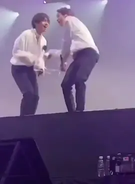 yang katanya the most handsome dan world wide handsome🤣 #btsfunny #funnymoments #btskimtaehyung #taehyung #seokjin #jinhyung 