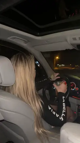 😮‍💨#mulhernovolante #carrobaixo #dirigindo 