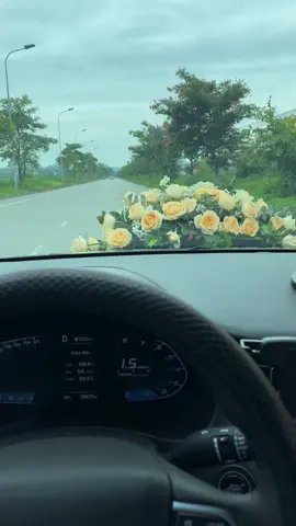 Thiệp mừng trên tay, mất ngay tạ thóc.Hihi.lái xe hoa đón dâu mà áp lực quá à. Chúc 2 em có một đám cưới thật vui vẻ, luôn bên nhau vượt qua mọi thử thách để xây dựng một gia đình đầm ấm.!#thanhhoa36❤️ 