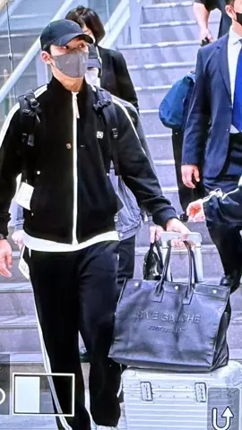 mingyu bawain tas sama koper nya jeonghan🖤#gyuhan#mingyu#jeonghan#seventeen #carats#fypシ 