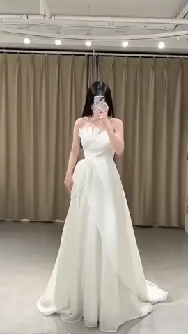 #côdâuxinhđẹp #xuhuong2023 #váytrắngcôdâu #weddingdress #váycướiluxury 