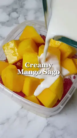 Mangga tengah murah guys! Biasa min beli mangga lily RM12 sekilo, dari minggu lepas min tengok dah turun jadi RM5 je! Min memang feberet sangat mangga lily ni. Kalau dah betul-betul masak rasanya manis leting! Petang esok min nak borong mangga lagi, harap harga dia tetap sama cam minggu lepas. Nanti min buat IG story, kedai mana min beli murah okehh 💖 #mangosago #mangotango #manggalily #mangga #dessert 