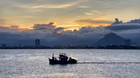 Con thuyền nhỏ về bờ , chở trên mình bao ước mơ 📸 #TikTokPromote #phuyentrip #Summer #amazing #videoviral #sunset #VietNamToiYeu #diphuyencungdieuden #metrip 