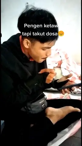 Jadi ceritanya ada paket cod,Alamatnya gak lengkap dan namanya tidak dikenal,Tidak bermaksud merendahkan cuma si konsumen,di chat(wa) tidak membalas cuma dibaca doang,,sebelum paketnya ditolak saya coba konfirmasi terlebih dahulu lewat telpon,dan akhirnya itu yg terjadi🙏 note : kalau memang pesan, tolong cantumkan nama dan alamat yg benar🙏 #fyp #kurir #paketcod #viral 
