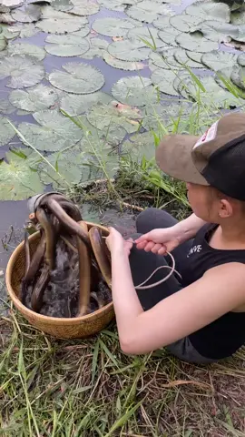 Unbelievable oil fishing technique with the most unique survival skills 😱 #fishing 