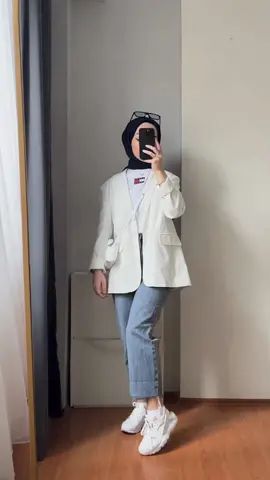 نسقو شي حاجة كلاسيك مع سبور كتعطي لووك رائع رأيكم بنات واش كتفضلو تلبسو بحال هاكا خلولي رأيكم 👇😍 . . . . #تنسيقات #ootdhijabstyle #Summer #explore #أنيقة #مشاهير #ستايل #outfitideas #أزياء #إكسسوارات #فاشن #بنات #OOTD #hijabi #girls #حجاب #fashion #أناقة #جمال #جمالك 