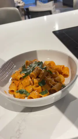 Spend the evening with me ft the best pasta 😍 #spendtheeveningwithme #eveningroutine #eveningvibes #chilledvibes #cooking #cookwithme   #dinnerwithme #pasta #vodkapasta 