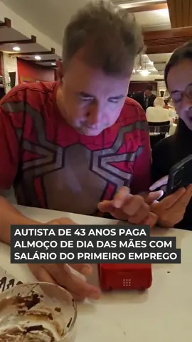 🥰 EMOÇÃO 🥹👏🏽 Além de presentes e demonstrações de carinho, o almoço do Dia das Mães faz parte da tradição da maioria dos brasileiros. Este ano, na casa da família Fuhrmann  a data teve um sabor especial, isso porque, além de homenagens para a matriarca, o filho Fábio, de 43 anos, diagnosticado com espectro autista, pôde pagar a conta do restaurante com o salário do seu primeiro emprego. #OTempo #emoção #mães #diadasmães #autismo #TEA