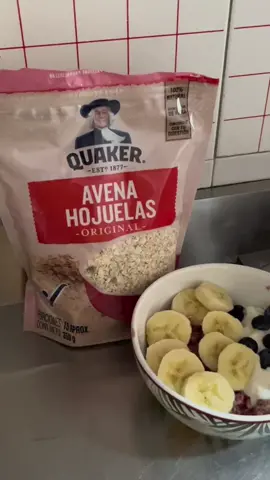 Hagamos una deliciosa avena de frutos rojos con nuestro producto Quaker 👩🏽‍🍳🤤😋 Ingredientes:  Avena Quaker Leche Miel Esencia de vainilla Arándanos Frambuesas Canela al gusto #quaker #lunesconquaker #avenaenhojuelas #desayunosaludable #pepsico #pepsicocolombia #pepfluencers   