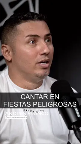 Así es cantar en fiestas peligrosas😱 . Míralo completo en Youtube  Canal Ac podcast . Patrocinadores del #podcast 🎙🎥 @draluisaacevedo  @soarecafeespecial  @forrosracingpal  @lacabana_palmira  @konfrutas  @santiagofranco_a  @lexlablatinoamerica  @libertad.financiera.para.todos
