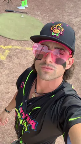 Bow wow😎 . . . . #fyp #savannahbananas #partyanimals #funny #snoopdogg #bowwow #tannerthomas #baseball #hearteyes #baseballboys #softballlife #softballtiktoks 