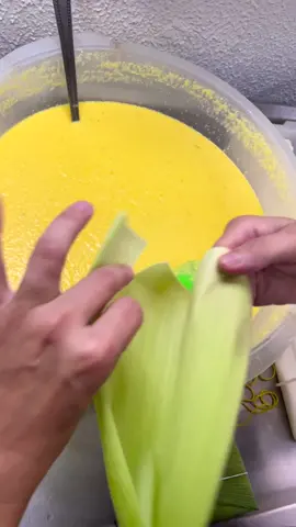 Pamonha SUPER QUEIJO!!! A melhor do mundo! 🥰 créditos @patosdemilho  —— #pamonha #queijo #requeijaocaseiro #queijocoalho #festajunina #milho #pamonhademilhoverde 