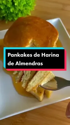 Pankakes de Harina de Almendras  Preparación Deja las claras para vatirlas de último. Mezcla todos los demás ingredientes y ten listo tu sartén en el horno. Luego bate las claras con 1/4 de cucharada de vinagre o cremor tartaro. Despacio mezcle las claras a punto de nieve con la otra mezcla y usa 1/3 de taza para hacer tus pancakes. Truco Pon 1/4 de cucharada de agua al sartén y tapalo. Esto hace que se cocinen bien esponjosos. Cuando veas burbujas voltealos.#postressaludables #nutrition #singlutenporfavor #postresbajosencalorias #reposteriasaludable #keto #ketodiet#recetassaludables  #sinazucarañadido #light #saludable 