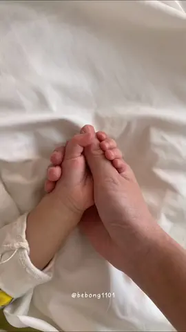 đú trend nhanh không con lớn 😂#mevabe#embe#bebong1101#kiniemchocon #chupanhtaymevabe #chupanhtaybe #chupanhchobe 