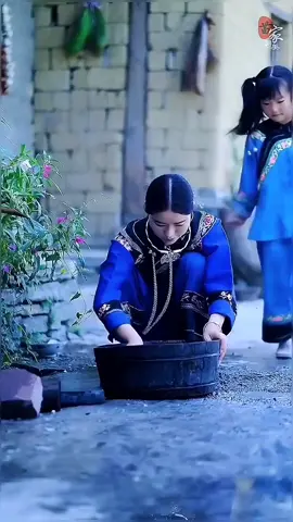 In the morning, the mother prepares water and tea powder to wash the child's hair.#fpy #tiktok #village #wash #hair #water 