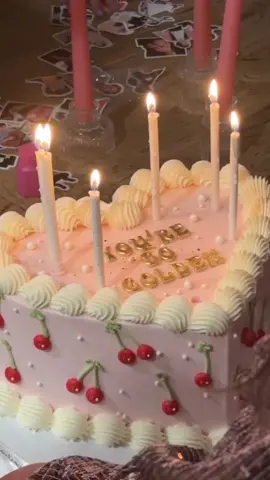 I’ll go round and round for a bite of this cake again 🤤 #harrystyles #golden #goldenbirthday #harrystylestiktok #party #themedparty #foodtiktok #dirtythirty #bday #birthdaycake 