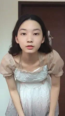 my broad shoulders do not fit this at all 😭😭😭