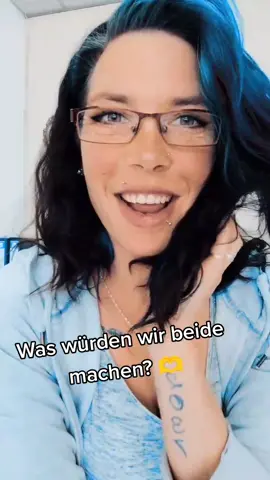 Was würden wir machen? 🫶 #gespannt #model #modeling #bluehair #brille #lasstliebeda 