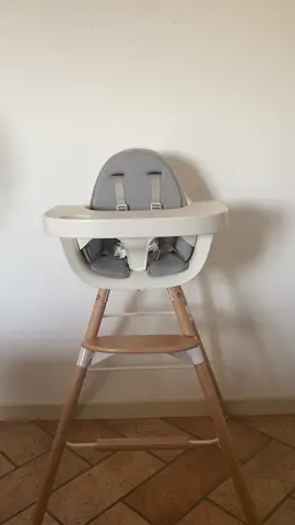 È l'ora della pappa! Scopri il geniale Seggiolone Evolutivo Evolu 2 Chair di Childhome destinato a durare nel tempo e accompagnare il bambino nella crescita. Grazie al suo design innovativo e intelligente, si può trasformare da un seggiolone a una sedia per bambini fino a una divertente sedia a dondolo. Corri a scoprirlo! #FamilyNation #Childhome #Seggiolone #pappa #bambino #bambina