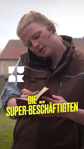 Für Landwirte heißt es vor allem zur Erntezeit: Ackern, was das Zeug hält! 🚜  Bei so langen Arbeitszeiten passiert es schnell mal, dass Verabredungen hinten runterfallen… Aber wusstet ihr schon, dass zu viel Arbeit krank machen kann?💡 Zu lange Arbeitszeiten sind unter anderem ein Grund für psychische Probleme wie beispielsweise Depressionen.  Also gönnt euch zwischendurch ausreichend Pausen! Die Arbeit kann auch mal warten. 🤝 Quelle: SWR #arbeit #pause #worklifebalance #Hektar #Maschinen #Landwirt #Landwirtschaft #Traktor #trecker #Treckerliebe #Dorf #HundertHektarHeimat #funk