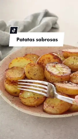 PATATAS SABROSAS . 📝Toma nota y GUÁRDATE la receta: . ▫️2 Patatas medianas o 6 pequeñas ▫️2-3 dientes de ajo ▫️150 ml de caldo de verduras ▫️Aceite de oliva ▫️Sal y pimienta . ▪️Lava bien las patatas y córtalas en rodajas más bien gruesas.
 ▪️Pon aceite de oliva en una sartén y coloca las rodajas de patatas en ella. Dóralas bien por ambos lados y añade un par de ajitos trinchados para aromatizarlas bien. ▪️Ahora echa el caldo de verduras y deja que se consuma poco a poco con la tapa puesta. Esto hará que queden super jugosas. ▪️Deja que se doren bien y sírvelas en un plato con sal gruesa y pimienta.