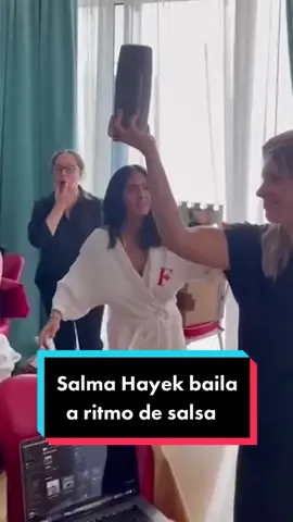 Salma Hayek ha celebrado a ritmo de salsa sus 24 millones de seguidores en Instagram. La actriz ha acompañado este divertido vídeo con un mensaje de agradecimiento: 