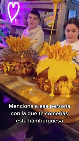La niña no le quita el ojo de encima 🤤🍔 Vídeo cedido por @BOSSMAN'S BURGR FACTORY DUBAI  #hamburguesa #quesocheddar #dubai 