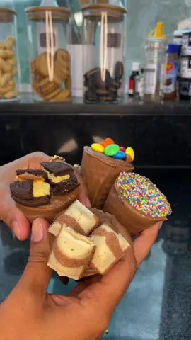 Cone Trufado 🍫🤤 Para 6 unidades: -300 g de chocolate fracionado ou temperado para banhar as casquinhas. Recheio de leite ninho: -1 lata de leite condensado  -2 c.s creme de leite -1 c.s manteiga -3 c.s leite ninho  Recheio de nutella: -1 pote pequeno de nutella  -50ml de creme de leite  #receitas #receita #receitadoce #sobremesa #dessert #conetrufado #recipes #fy #fyp #chocolate 