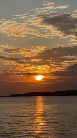 #storysunsetestetik #senja #sunsetdipantai #videoestetikpantai #pemandangansunset #sulawesitenggara #lagusenja #videovibesestetik #videoestetik #sunsetsorehari #videosenjaestetik #baubau #fyp 