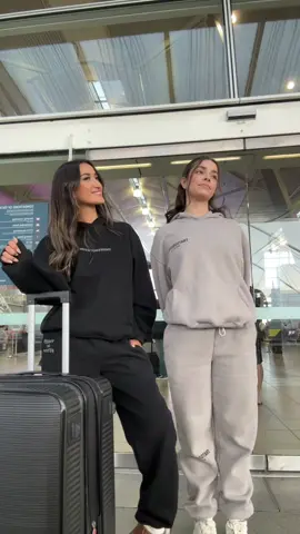 Melb>Syd ✈️ Airport lounge sorted 🤍 #thatssofetchau #airportfit #airportoutfit #airportfitcheck #fitcheck #catchingflights #loungewear 