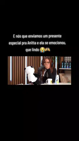 Tivemos tantas dúvidas em escolher um presente pra te dar. Mas quando tivemos a ideia deste, não pensamos duas vezes antes de preparar tudo. Sabemos o quanto você ama a sua avózinha e que ela teria muito orgulho da artista e da mulher que você se tornou hoje, igual à nós, fãs, temos de você. Que você receba esse presente com muito amor e carinho, nós te amamos! ❤️ #anitta #anittapodcast #podcast #quempodepod #fy 