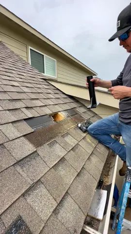 Installing the SkyLift Roof Riser to this new pergola / patio build in Gunter! Next, we will add the flashing and seal up rhe area! #pergola #patiocover #pergoladesign #outdoorlivingspace #patioideas #pooldesign 
