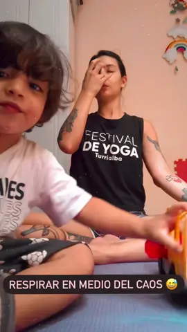 Respirar es una de las formas en las que conectamos con nosotros/as mismos/as 🧘🏻‍♀️✨🧘🏻 Aunque no siempre contemos con el espacio ideal para hacerlo 😅  Soy mamá y tengo mascotas muy peguitas, y a veces me toca hacer mi espacio de conexión así… un poco más divertido 🙊🫶🏼 #yoga #yogacostarica #mamá #perritos 