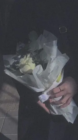 Hoa trên tay là hoa của đất Người trong lòng vẫn mãi là người dưng... #CapCut #mẫucapcut #mẫucapcut1ảnh #gialinhstory 