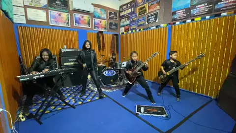 Se cinta itu pada lagu kebebasan - power metal . kalau kalian bagaimana? #rockanak #bandcilik #TikTokPromote #herobandcilikponorogo #kebebasan #powermetal 