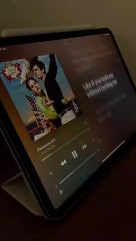 essa aqui no carro de noite 🙌🏻 #lanadelrey #cinamonroll #cinnamongirl #cinnamongirllanadelrey #fyp #apple #ipad #spotify #spotifysongs #lgbt 