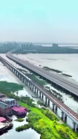 The Danyang-Kunshan Grand Bridge is the longest in the world, spanning the land of southern Jiangsu Province#hichina #bridge #amazing 